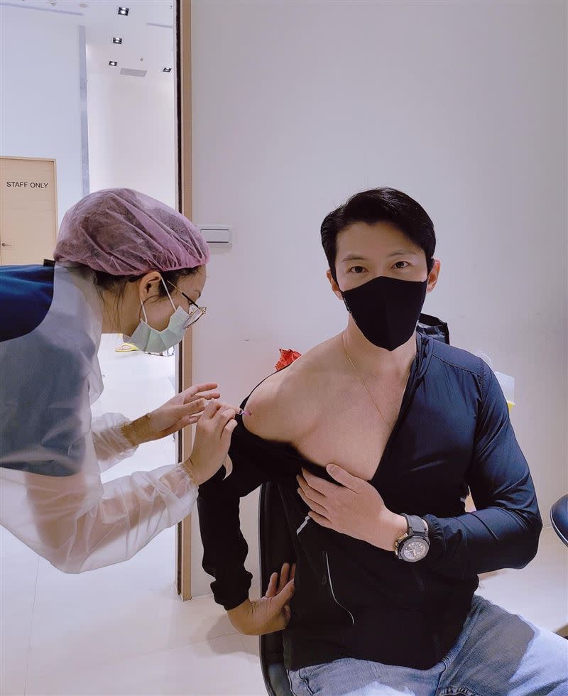 黃少祺PO出施打AZ疫苗的照片。（圖／翻攝自黃少祺臉書）
