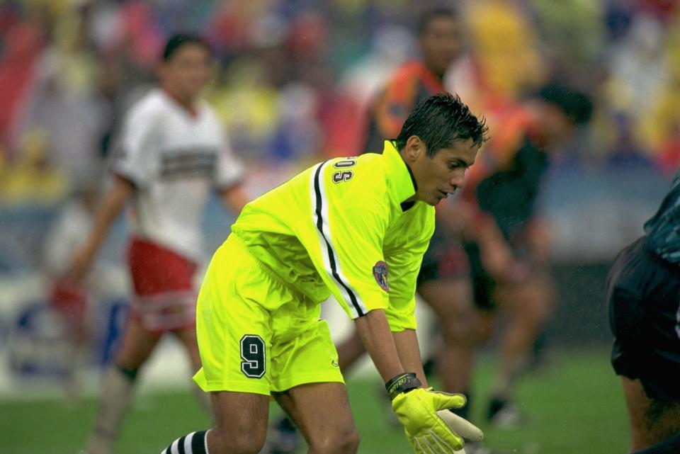 Jorge Campos fue el pirmer mexicano en levantar el trofeo de campeón de la MLS. (Photo by George Tiedemann/Sports Illustrated via Getty Images)