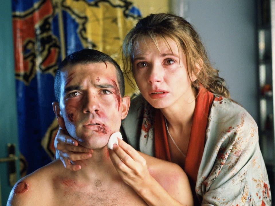 Ricky (Antonio Banderas) y Marina (Victoria Abril) (© 1989 El Deseo, SA – All Rights Reserved.)