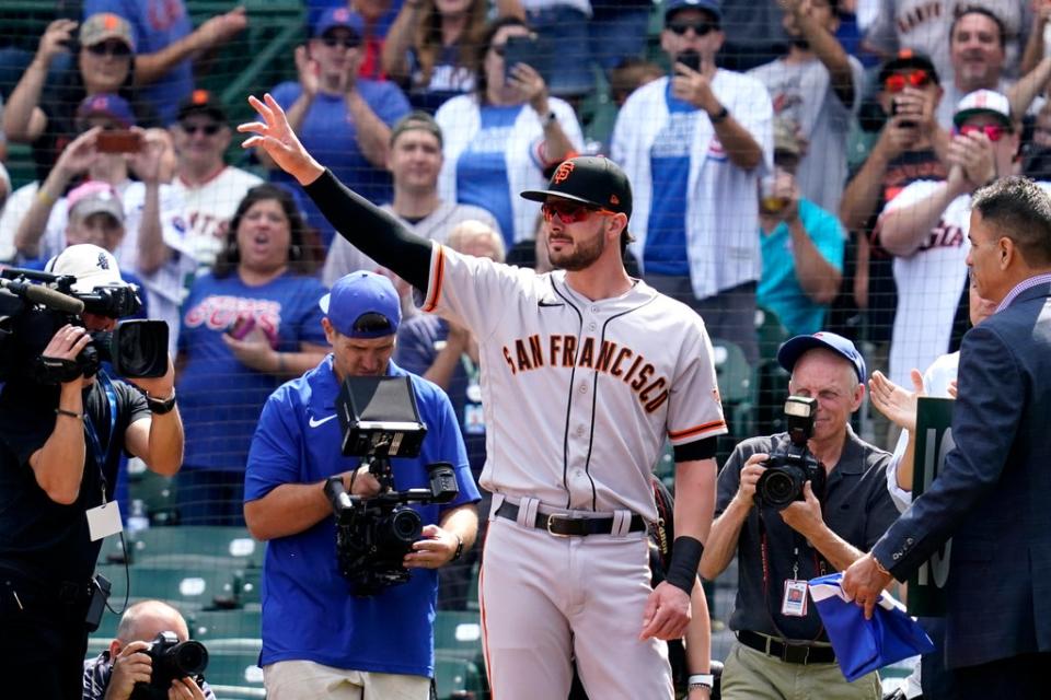 GIGANTES-CACHORROS (AP)