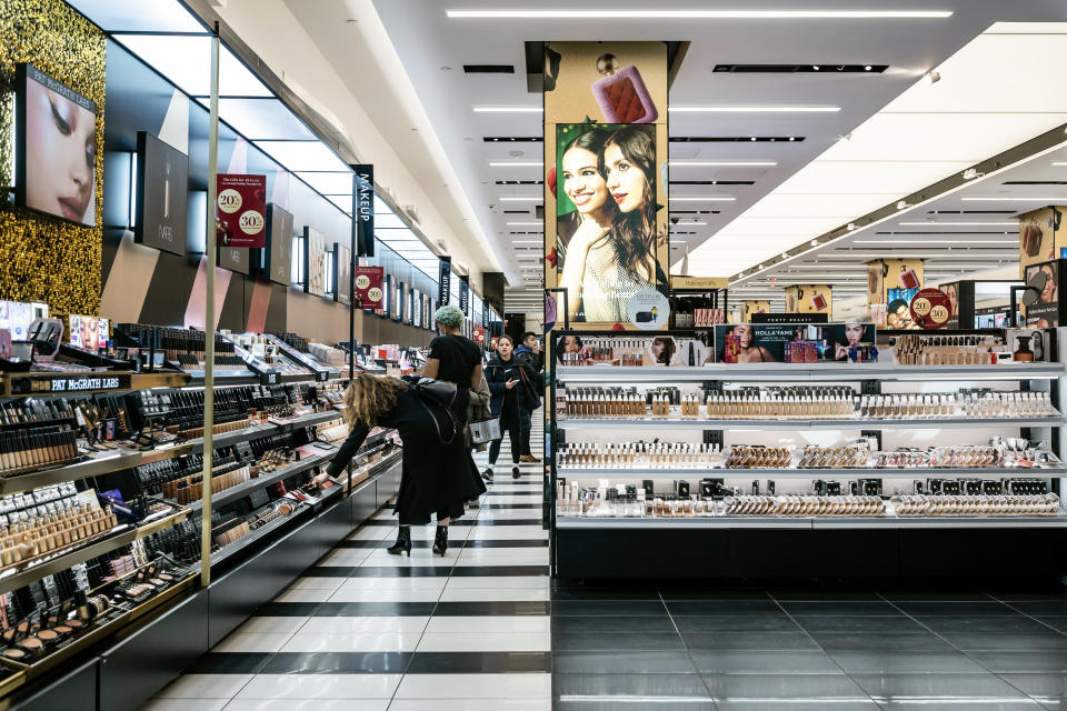 Compradores en una tienda Sephora en el centro de Manhattan, el 5 de diciembre de 2023. (Karsten Moran/The New York Times)