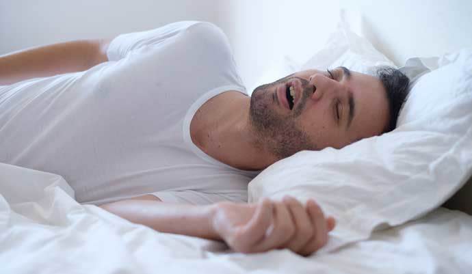 Dormir con la boca abierta, porque no puedes respirar por la nariz, es uno de los motivos por los que te despiertas con la boca seca. (Foto: SHUTTERSTOCK)