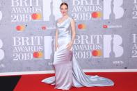 <p>Das “Vivienne Westwood Couture”-Kleid der britischen Sängerin Jess Glynne bestach gleich durch mehrere Details. Die eisblaue Robe hatte ein asymmetrisches Oberteil mit Wasserfallausschnitt, einen tief ausgeschnittenen Rückenausschnitt und eine Schleppe. (Bild: Lia Toby/WENN.com) </p>