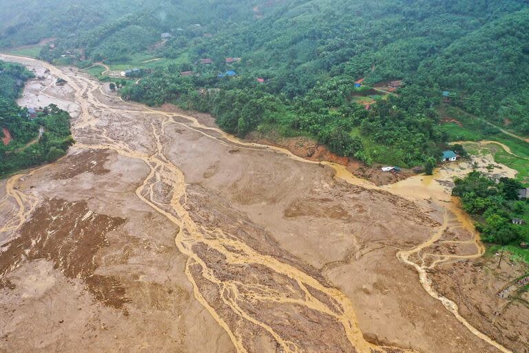 Esta vista aérea muestra el lugar del deslizamiento de tierra en la remota aldea montañosa de Lang Nu, en la provincia de Lao Cai, el 11 de septiembre de 2024, después del tifón Yagi que azotó el norte de Vietnam