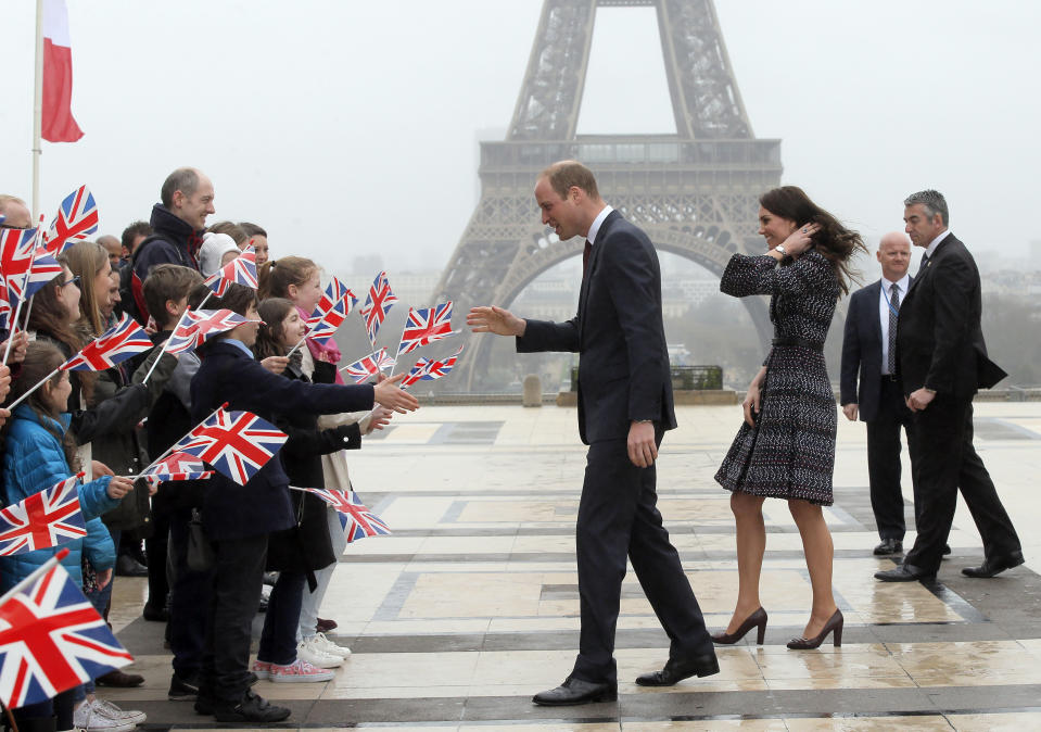 <p>Prinz William und Herzogin Kate werden von Schülern des Somme-Projekts der britischen Botschaft in Paris begrüßt. (Bild: AP Photo/Michel Euler, Pool) </p>