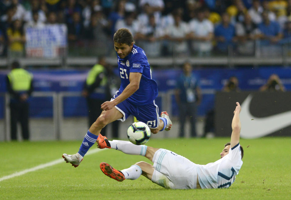 Paraguay's Oscar Romero, left, and Argentina's Giovani Lo Celso fight for the ball during a Copa America Group B soccer match at the Mineirao stadium in Belo Horizonte, Brazil, Wednesday, June 19, 2019. (AP Photo/Eugenio Savio)