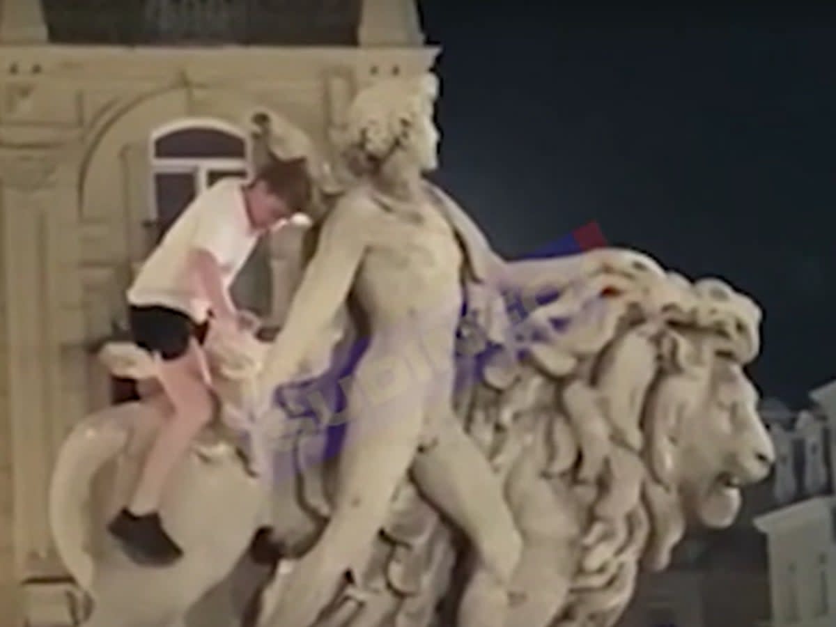 The man accidentally broke a piece off the statue while climbing on it (Sudinfo)