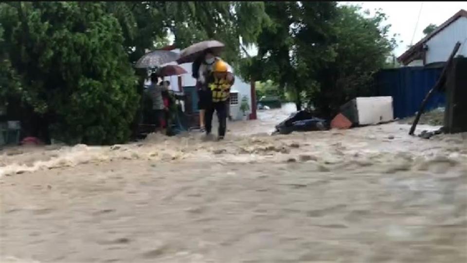 受颱風外圍環流仍在影響台灣，花蓮玉里鎮源城里發生土石流，大量泥水灌進住宅內，水深至小腿肚高。（花蓮消防局提供）
