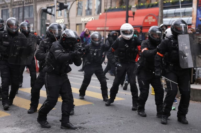 Des policiers de la BRAV-M interviennent lors d'une manifestation contre la réforme des retraites, le 23 mars 2023 à Paris - Thomas SAMSON © 2019 AFP