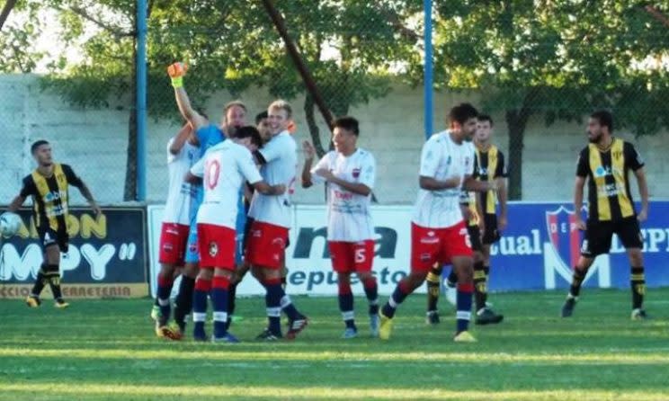 Catriel Orcellet, arquero de 38 años, le dio el empate agónico a Defensores Pronunciamiento (Entre Ríos) ante Libertad de Sunchales. Foto: Twitter/genesiscaseros