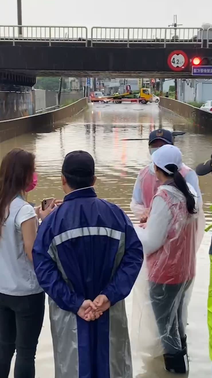新竹市元培街（三姓橋）地下道淹水，市長高虹安視察。（圖／翻攝畫面）