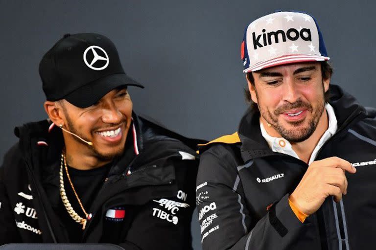 Lewis Hamilton  Fernando Alonso libraron varias batallas en el pasado reciente en las pistas de la Fórmula 1; la camaradería vuelve a dominar la escena entre el británico y el español