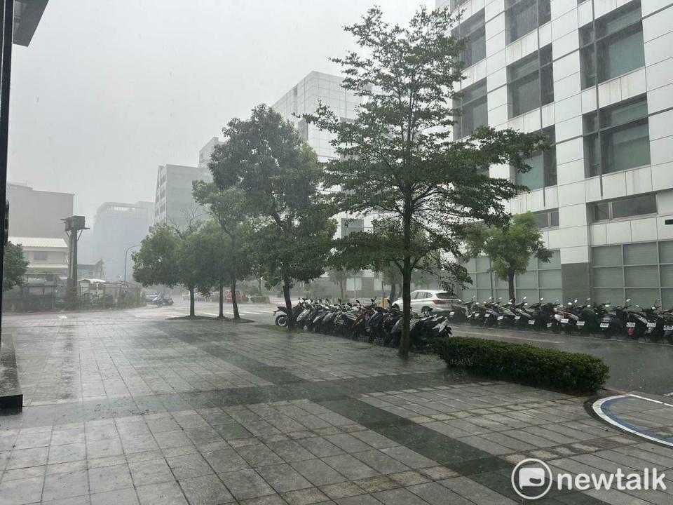 氣象署於今( 24) 日下午 1 時 25 分發布大範圍大雨特報，涵蓋全台 16 個縣市，預計強降雨將持續至入夜。（圖為資料照）   圖：林岑韋／攝