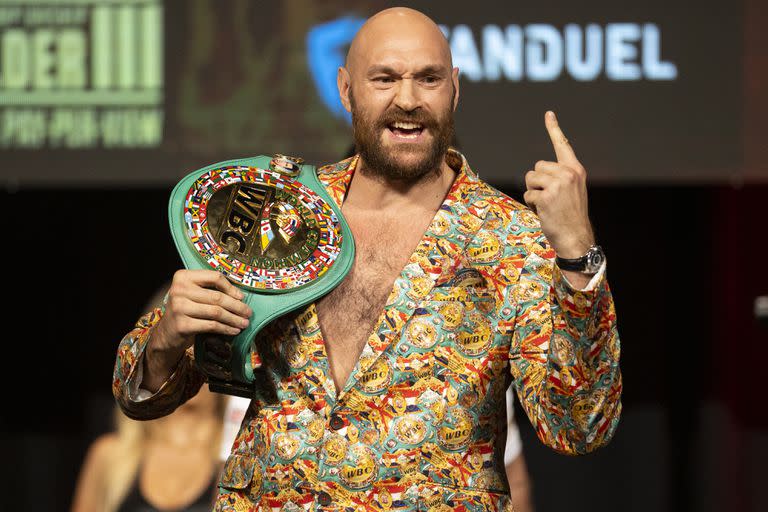 Tyson Fury posa con el cinturón de campeón mundial de peso completo durante una conferencia de prensa previo a la pelea ante Deontay Wilder, en Las Vegas, el miércoles 6 de octubre de 2021. (Erik Verduzco/Las Vegas Review-Journal viía AP)