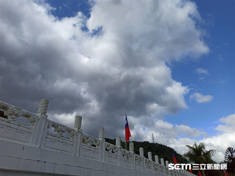 氣象專家吳聖宇指出，週日（15日）水氣減少，東北季風減弱，整體天氣趨穩。（圖／記者陳弋攝影）