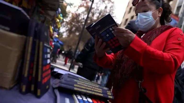 Ejemplares de la Constitución se pueden encontrar en las calles de las ciudades chilenas.