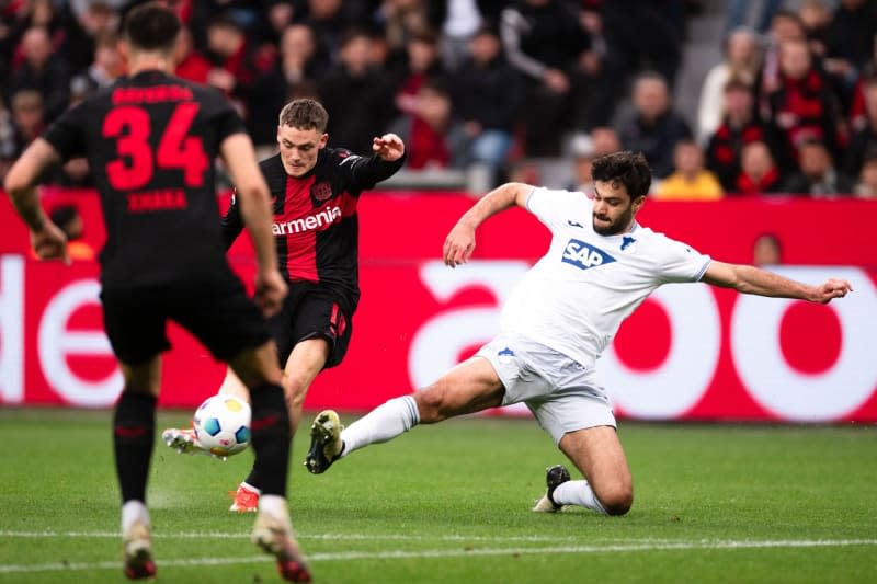 Hoffenheim's Ozan Kabak (R) tries to prevent Leverkusen's Florian Wirtz from taking a shot during the German Bundesliga soccer match between Bayer Leverkusen and TSG 1899 Hoffenheim at BayArena. Marius Becker/dpa