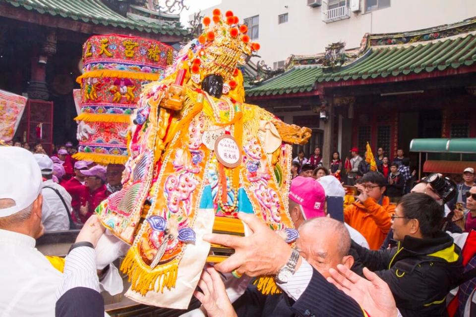 ▲台北松山慈祐宮龐大參香團浩浩蕩蕩南下到彰化南瑤宮參香，媽祖神尊在信眾擁簇供請進入南瑤宮駐駕。（圖／記者陳雅芳攝，2019.03.10）