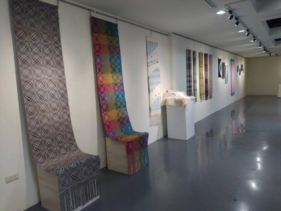 「藥舞楊威染織創作展」在新營文化中心展出色彩豐富的作品。（記者陳佳伶攝）