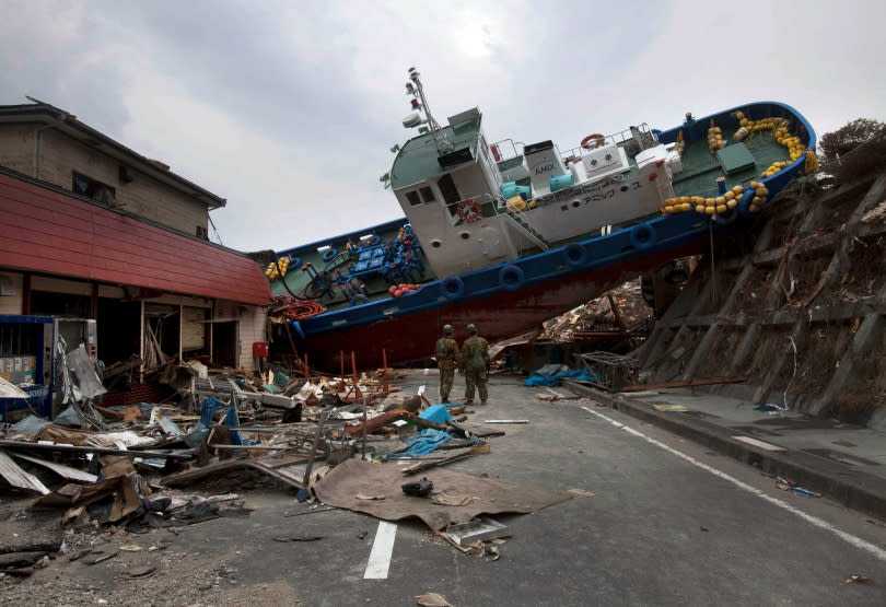 地震與海嘯重創家園，民眾災後返回破碎家園，只剩斷垣殘壁。（圖／達志／美聯社）