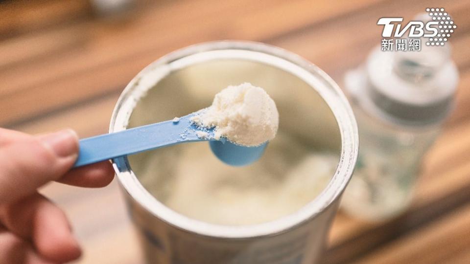罐裝奶粉是許多家庭的常備品。（示意圖／shutterstock達志影像）