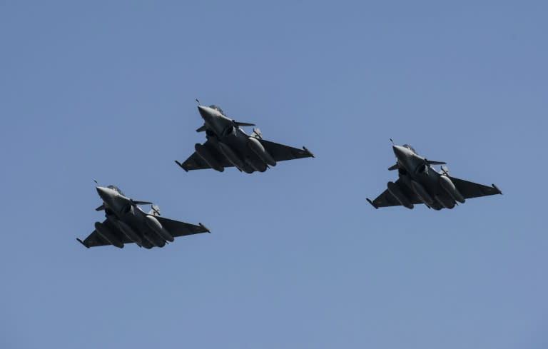 Les trois premiers avions de combat Rafale commandés par l'Egypte à la France, arrivés au Caire le 21 juillet 2015
