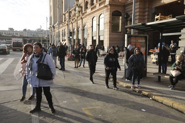 Hoy a la mañana hubo largas filas con personas que esperaban un taxi