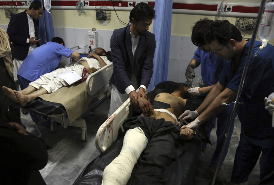 Un hombre herido es atendido en un hospital tras un ataque en Kabul, Afganistán, el sábado 20 de octubre de 2018. (AP Foto/Rahmat Gul)