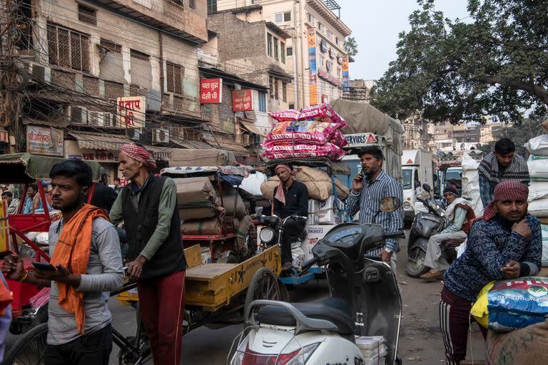Trabajadores en un mercado mayorista en Nueva Delhi. (Rebecca Conway/The New York Times)