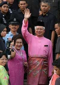 FILE PHOTO: Najib Razak, Malaysia's former prime minister, and his wife Rosmah, wave to the crowd in Putrajaya, Malaysia, on Friday, April 3, 2009. (Photo: Goh Seng Chong/Bloomberg News)