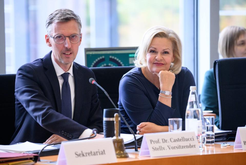 Nancy Faeser (SPD), Bundesministerin für Inneres und Heimat, sitzt zu Beginn der Sitzung des Innenausschusses im Deutschen Bundestag neben Lars Castellucci (SPD, l), stellvertretender Ausschussvorsitzender im September 2023. - Copyright: picture alliance/dpa | Bernd von Jutrczenka