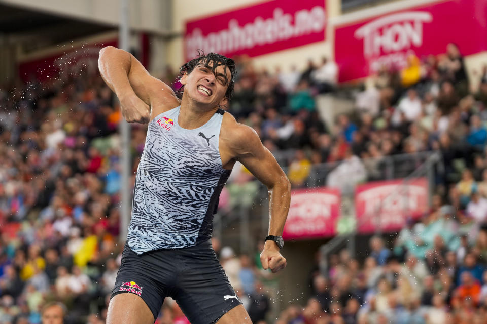 El sueco Armand Duplantis festeja durante la competencia de salto con pértiga en la Liga Diamante, el 16 de junio de 2022, en Oslo (Stian Lysberg Solum/NTB Scanpix via AP)