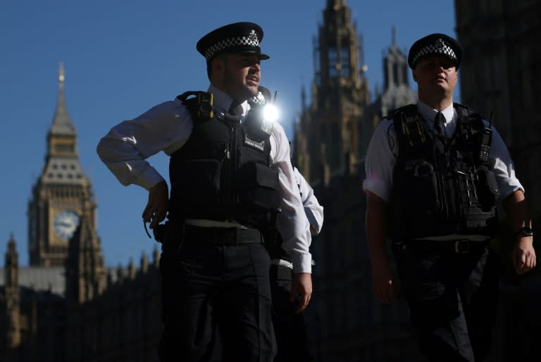 Agentes de policía pasan junto al palacio de Westminster, sede del Parlamento británico, el 4 de septiembre de 2023 en Londres (Adrian Dennis)