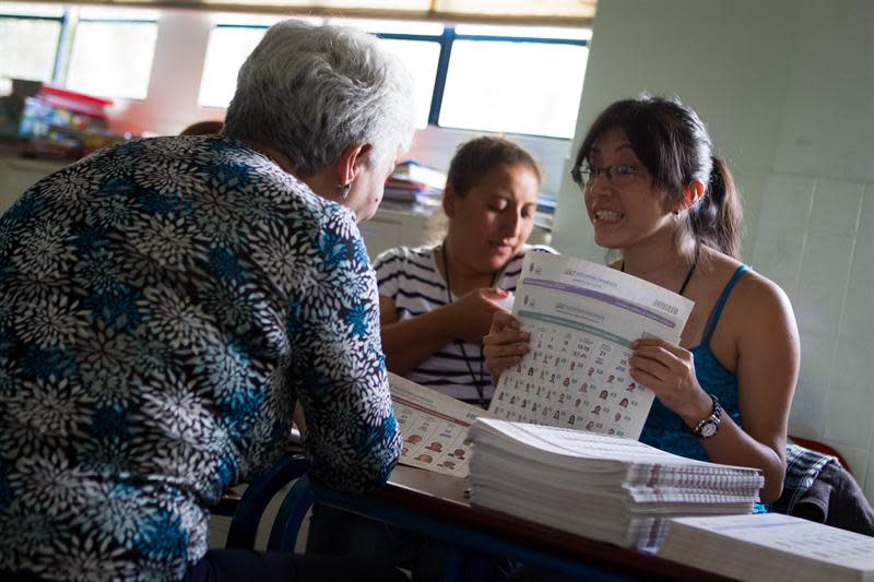 <p>Docenas de ecuatorianos asistieron a votar hoy, domingo 17 de febrero del 2013, en las instalaciones del colegio "Don Bosco" ubicado en Caracas (Venezuela). Más de 9000 ecuatorianos residentes en Venezuela podrán participar en las elecciones presidenciales y legislativas de <span class="classCadenaBusqueda">Ecuador</span>. EFE/MIGUEL GUTIÉRREZ</p>