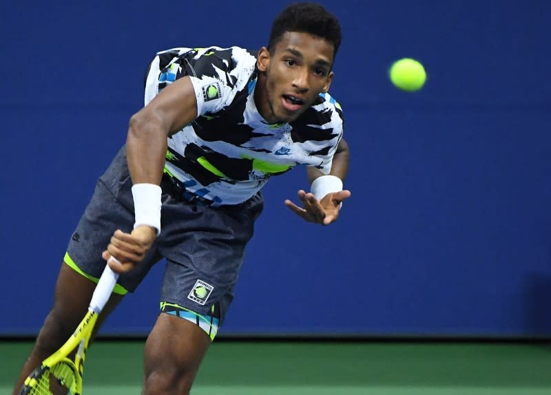 El canadiense Felix Auger-Aliassime golpea la bola durante el partido del Abierto de EEUU contra el británico Andy Murray