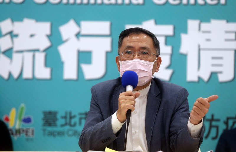 台北市副市長蔡炳坤表示，北市已訂定大學防疫指引，包含實名制上課、固定座位、落實點名等。蔡炳坤說，等教育部的版本出爐，會再相互比對及討論。（資料照）
