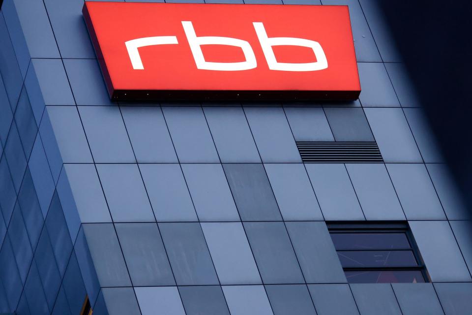 Der Rundfunk Berlin-Brandenburg (RBB) will Beiträge für sein Fernsehprogramm mit weniger Personal produzieren. Dadurch kommen Kameraleute immer seltener zum Einsatz - obwohl ihnen Aufträge fest zugesichert wurden. - Copyright: Carsten Koall/picture alliance/Getty Images