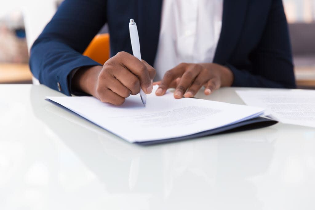 Black businesswoman signing contract. (Photo: Adobe Stock)