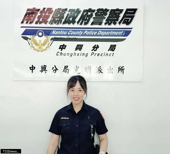 光明派出所警員莊雅萍，獲評選為「分局級」為民服務績優人員。(圖：中興警分局提供)