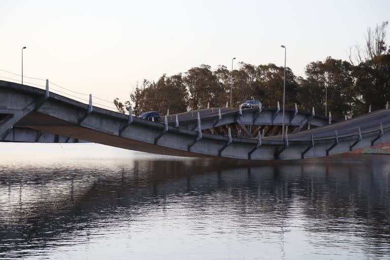 El puente de La Barra tras la ruptura de una de su lingas