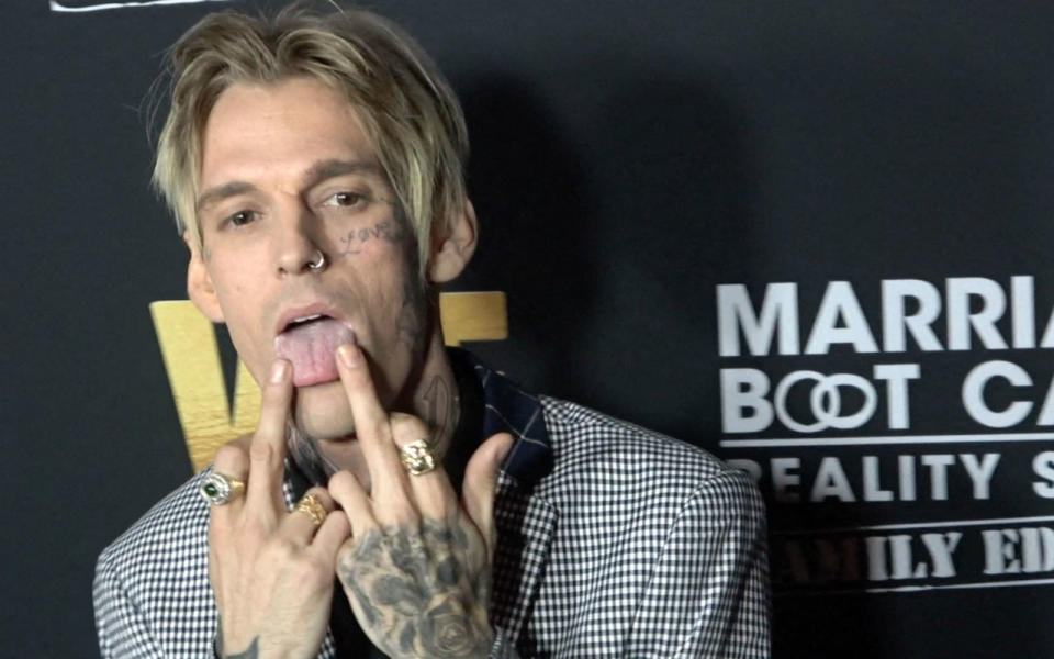 <p>Nick Carter est le chanteur des <i>Backstreet Boys</i>. Aaron Carter a eu une petite notoriété au début des années 2000. Ils sont frères, mais se détestent. Le 17 septembre dernier, Nick écrit sur Twitter : "<i>Après un examen minutieux, ma sœur Angel et moi regrettons d'avoir à demander une injonction d'éloignement contre notre frère Aaron aujourd'hui. À la lumière du comportement de plus en plus inquiétant d'Aaron et son récent aveu qu'il pense à tuer ma femme enceinte et mon enfant à naître, nous n'avons pas eu d'autre choix que de prendre toutes les mesures possibles pour protéger notre famille</i>". Son frère de 31 ans est schizophrène et atteint d'un trouble de la personnalité multiple. Pour tout réponse, Aaron a répondu sur le même réseau social : "<i>Prends soin de toi Nick, nous deux c'est fini pour la vie</i>". </p>...