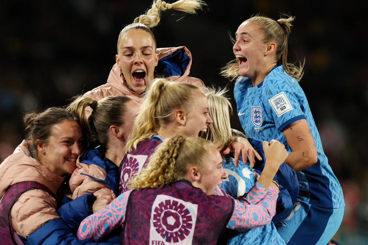 L’explosion de joie des Anglaises au moment du troisième but de leur équipe, qui assure une place en finale aux Three Lionesses contre l’Espagne. 