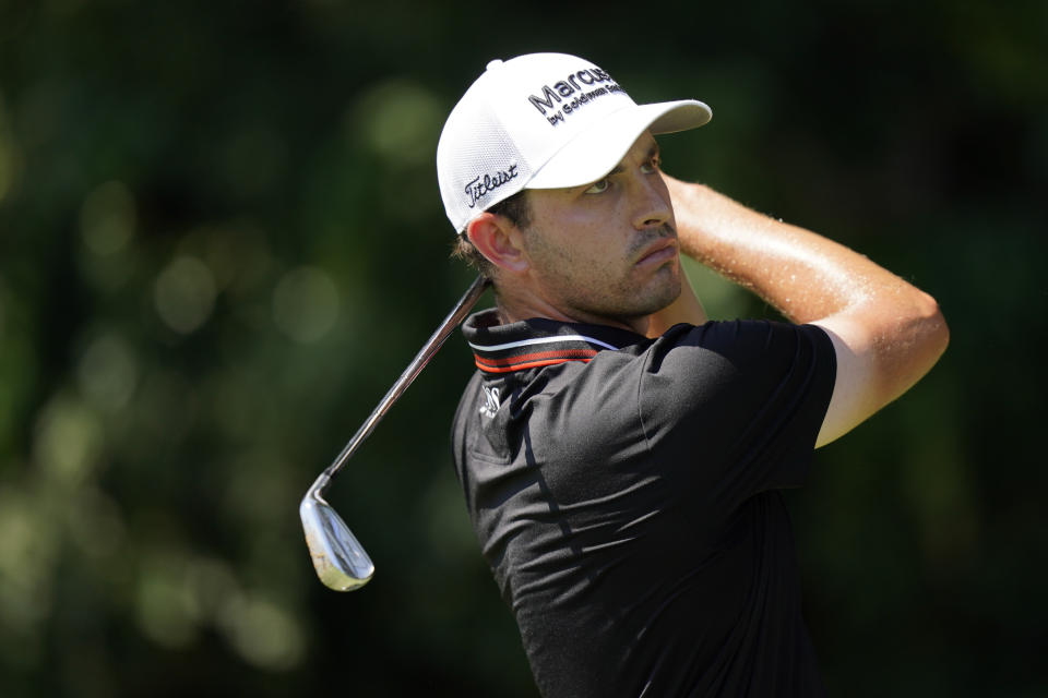 Patrick Cantlay tira en el segundo hoyo en la tercera ronda del Tour Championship el sábado 4 de septiembre del 2021 en el East Lake Golf Club en Atlanta. (AP Foto/Brynn Anderson)