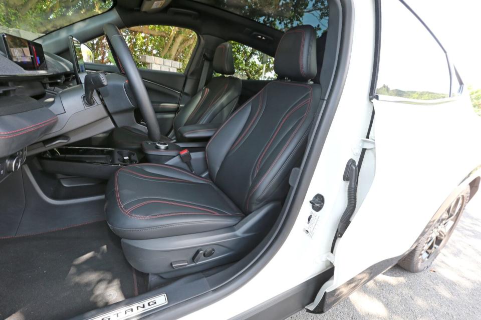 前座椅乘坐時的包覆性與舒適感兼顧，且配有8向電動調整以及加熱功能。