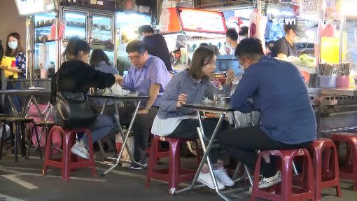 饒河夜市湧現用餐人潮。