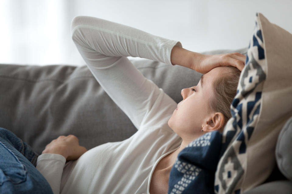 Las náuseas, los dolores de estómago o los problemas gastrointestinales son síntomas físicos derivados de episodios de estrés prolongado o una señal de que podrías estar sufriendo una crisis de ansiedad. (Foto: Getty)