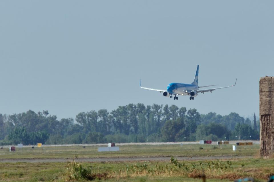 El primer vuelo de Aerolíneas llegó a tierra cuyana dos horas después de lo esperado.