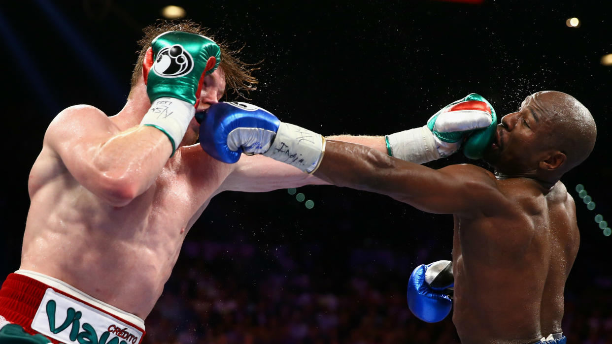 Canelo Álvarez y Floyd Mayweather Jr. en 2013. Foto: SportingNews