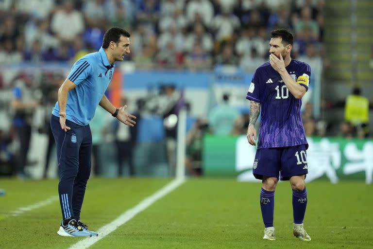 Lionel Scaloni le da indicaciones a Messi