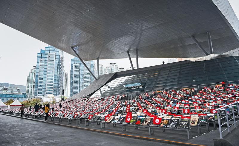 釜山影展去年因疫情影響，延期後才順利舉辦，戶外戲院嚴格要求保持社交距離。（釜山廣域市提供）